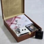 طقم هدايا رجالي شانيل فاخر يضم شماغ أصلي، ساعة أنيقة، عطر Bleu de Chanel، قلم وكبك مع تغليف فاخر. هدية مثالية للمناسبات الخاصة تعبر عن الفخامة والرقي.