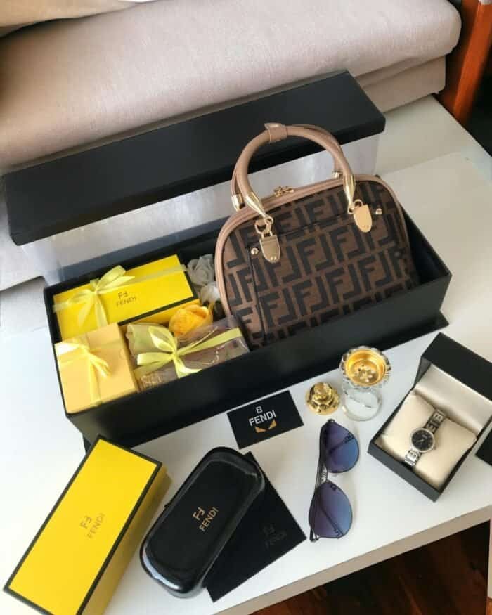 ⁦طقم هدية فندي فخم نسائي⁩ - الصورة ⁦3⁩