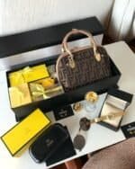 ⁦طقم هدية فندي فخم نسائي⁩ - الصورة ⁦4⁩
