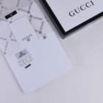 قماش ثوب رجالي فاخر من Gucci بطول 3.5 متر مع الملحقات الكاملة (أزرار أصلية وشعار الماركة). خامة فخمة، مريحة وعملية، مثالية للمناسبات الخاصة والاستخدام اليومي.