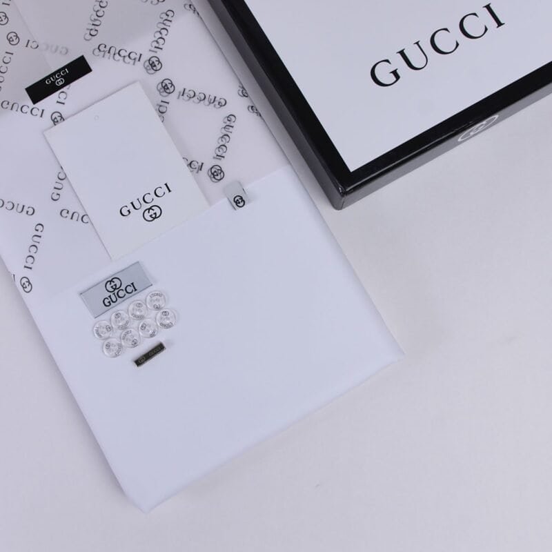 قماش ثوب رجالي فاخر من Gucci بطول 3.5 متر مع الملحقات الكاملة (أزرار أصلية وشعار الماركة). خامة فخمة، مريحة وعملية، مثالية للمناسبات الخاصة والاستخدام اليومي.