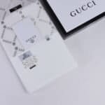 قماش ثوب رجالي فاخر من Gucci بطول 3.5 متر مع الملحقات الكاملة (أزرار أصلية وشعار الماركة). خامة فخمة، مريحة وعملية، مثالية للمناسبات الخاصة والاستخدام اليومي.