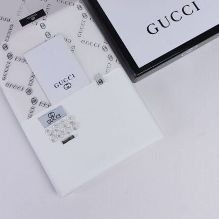 قماش ثوب رجالي فاخر من Gucci بطول 3.5 متر مع الملحقات الكاملة (أزرار أصلية وشعار الماركة). خامة فخمة، مريحة وعملية، مثالية للمناسبات الخاصة والاستخدام اليومي.