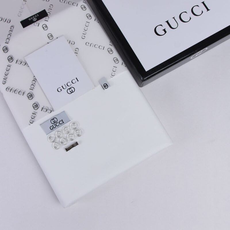 قماش ثوب رجالي فاخر من Gucci بطول 3.5 متر مع الملحقات الكاملة (أزرار أصلية وشعار الماركة). خامة فخمة، مريحة وعملية، مثالية للمناسبات الخاصة والاستخدام اليومي.