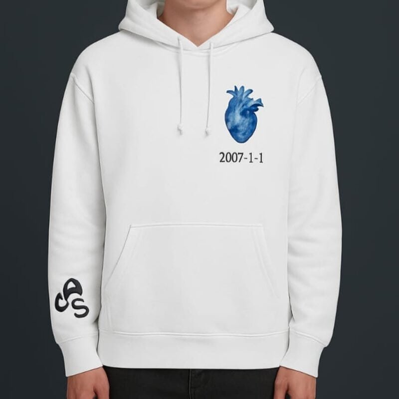 بلوفر شتوي قطن 100% مع إمكانية تخصيص الحروف والتاريخ! يناسب الرجال والنساء، متوفر بالأسود والأبيض، ومثالي كهدية مميّزة. تنفيذ من يوم إلى 3 أيام وشحن سريع عبر سمسا. خيار أنيق وعملي لكل ذوق.