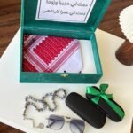علبة هدايا رجالية فاخرة تضم شماغ أصلي، نظارة بتغليف أنيق، وسبحة مميزة داخل علبة مخمل راقية مناسبة للزوج أو الخطيب. هدية مثالية لكل المناسبات وتمنح إحساسًا من الفخامة والاهتمام.