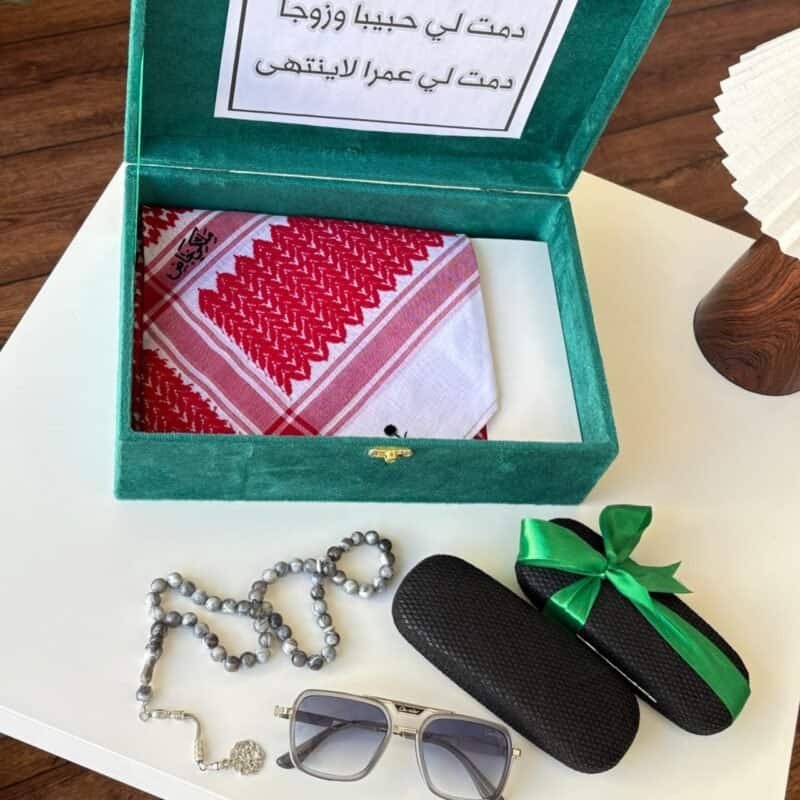 علبة هدايا رجالية فاخرة تضم شماغ أصلي، نظارة بتغليف أنيق، وسبحة مميزة داخل علبة مخمل راقية مناسبة للزوج أو الخطيب. هدية مثالية لكل المناسبات وتمنح إحساسًا من الفخامة والاهتمام.