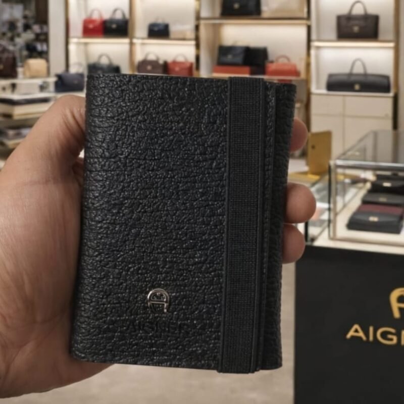 بوك رجالي فاخر مصنوع بجودة عالية مع علبة وكيس الماركة، تغليف راقٍ وعبارة إهداء حسب الطلب. توصيل داخل الرياض وشحن لجميع المناطق بسعر 159 ريال.