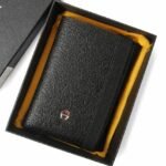 بوك رجالي فاخر مصنوع بجودة عالية مع علبة وكيس الماركة، تغليف راقٍ وعبارة إهداء حسب الطلب. توصيل داخل الرياض وشحن لجميع المناطق بسعر 159 ريال.