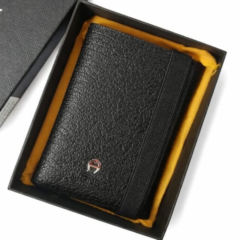 بوك رجالي فاخر مصنوع بجودة عالية مع علبة وكيس الماركة، تغليف راقٍ وعبارة إهداء حسب الطلب. توصيل داخل الرياض وشحن لجميع المناطق بسعر 159 ريال.