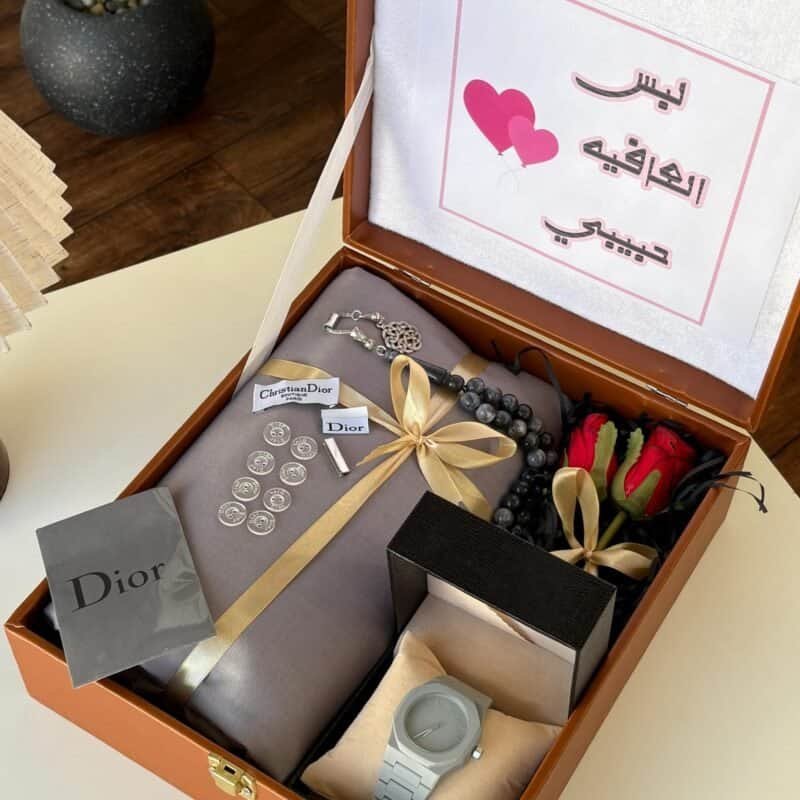 بوكس هدية رجالي فاخر يضم قماش ثوب أنيق، ساعة رجالية مع ضمان، وسبحة فخمة داخل بوكس راقٍ مع تغليف أنيق وعبارة إهداء. هدية راقية لها أجر وثواب ومناسبة لجميع المناسبات.