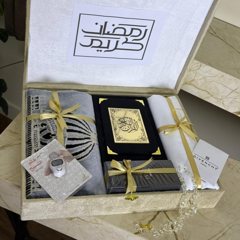 بوكس هدية رمضان رجالي فاخر يحتوي على قماش جفنشي، مصحف، سجادة صلاة، عطر وسبح. عرض خاص لفترة محدودة مع توصيل مجاني داخل الرياض.