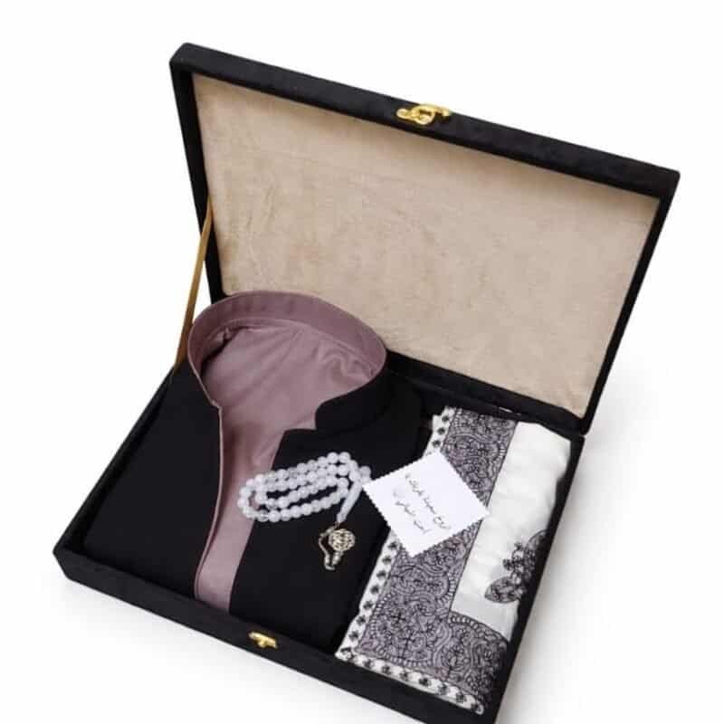 بوكس هدية رجالي شتوي فاخر يضم سديري جوخ أنيق، شال كشميري رجالي شتوي ناعم، وسبحة فخمة داخل بوكس راقٍ مع تغليف هدايا وعبارة إهداء. خيار مثالي لهدية شتوية أنيقة لمن تحب.