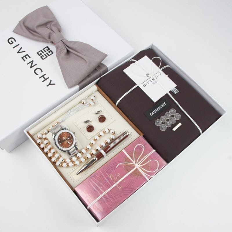 بوكس هدية رجالية شتوية فخمة مع تخصيص كامل وتوصيل سريع داخل السعودية يُعد بوكس الهدية الرجالية الشتوية خيارًا مثاليًا لكل من يبحث عن هدية رجالية فخمة تجمع بين الأناقة والجودة. تم تنسيق هذا البوكس بعناية ليكون مناسبًا للإهداء في المناسبات الخاصة، مع إمكانية تخصيص المحتويات حسب رغبتك.