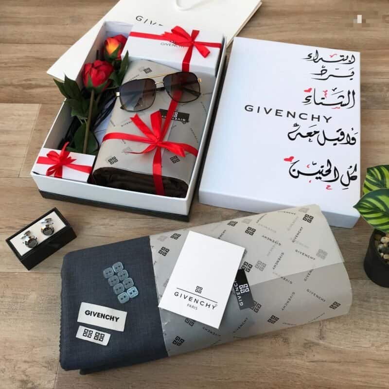 طقم جفنشي رجالي فاخر مع قماش ثوب بطول 3.5 وعرضين، إكسسوارات أصلية، نظارة وكبك جفنشي. تغليف أنيق وتوصيل سريع داخل السعودية.