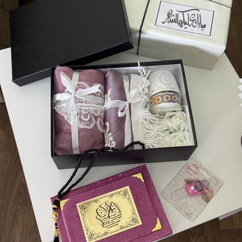 بوكس هدية نسائي فاخر يجمع بين الروحانية والأناقة، مناسب للأم، الأخت، الزوجة أو الصديقة. 📦 محتويات البوكس: ✔ سجادة صلاة أنيقة ✔ مصحف فاخر ✔ سبحة ✔ سبحة إلكترونية ✔ تغليف راقي 🎁 ✔ عبارة إهداء حسب الطلب ✒️ 🚚 مميزات الطلب: 🚗 توصيل فوري داخل الرياض 🚛 شحن لجميع مدن السعودية 🎀 تنسيق وتغليف احترافي 🔥 خصم 40% لفترة محدودة