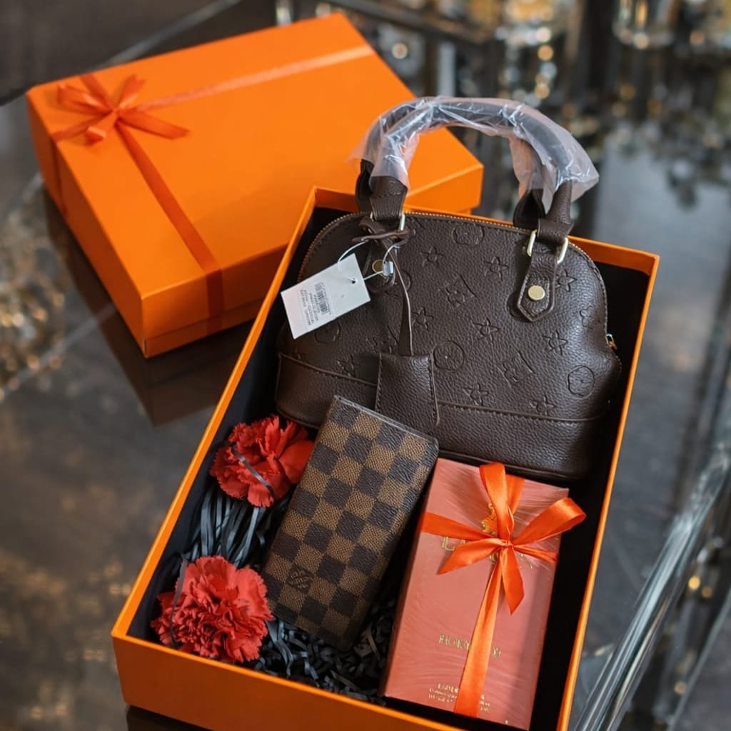 بوكس هدية نسائية فاخر مع توصيل مجاني (1) إذا تبحث عن هدية نسائية فخمة وأنيقة تليق بشخص غالي… هذا البوكس صُمم ليكون اختيار مثالي للمناسبات والزيارات الخاصة 🎁 يشمل البوكس: ✔️ شنطة نسائية أنيقة بتصميم فاخر ✔️ محفظة نسائية عملية بنفس التصميم ✔️ عطر نسائي جذاب 🌹 مع ورد داخل البوكس لزيادة الفخامة يأتي داخل بوكس فاخر جاهز للإهداء مع إمكانية كتابة عبارة خاصة داخل البوكس أو في كرت حسب الطلب. 🚗 توصيل فوري داخل الرياض 🚛 شحن لجميع مدن المملكة 💰 السعر فقط 260 ريال