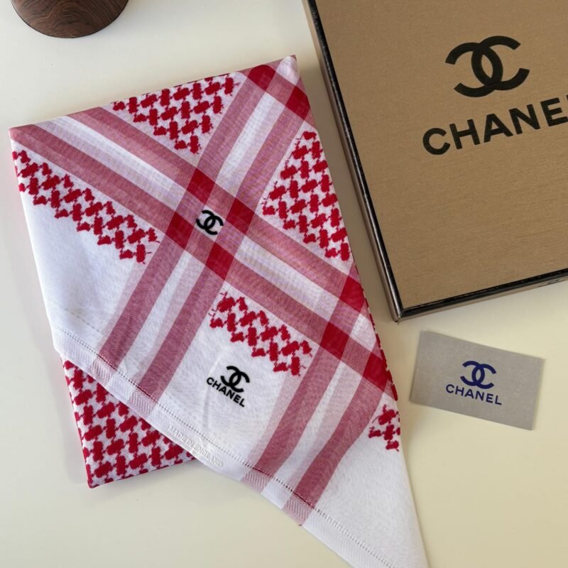 إذا تبحثين عن هدية رجالية فخمة تترك أثر… شماغ جوتشي الرجالي هو الاختيار اللي يجمع بين الأناقة والفخامة والجودة العالية ✨ شماغ بتصميم فاخر وخامة ناعمة مريحة، يناسب الإهداء للزوج أو الخطيب أو الأخ في العيد أو أي مناسبة خاصة.