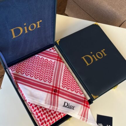 اطلب شماغ ديور رجالي 2026 بخيط 100 دبل مع العلبة الفاخرة بأفضل سعر في السعودية. توصيل فوري داخل الرياض وشحن سريع لجميع المناطق.