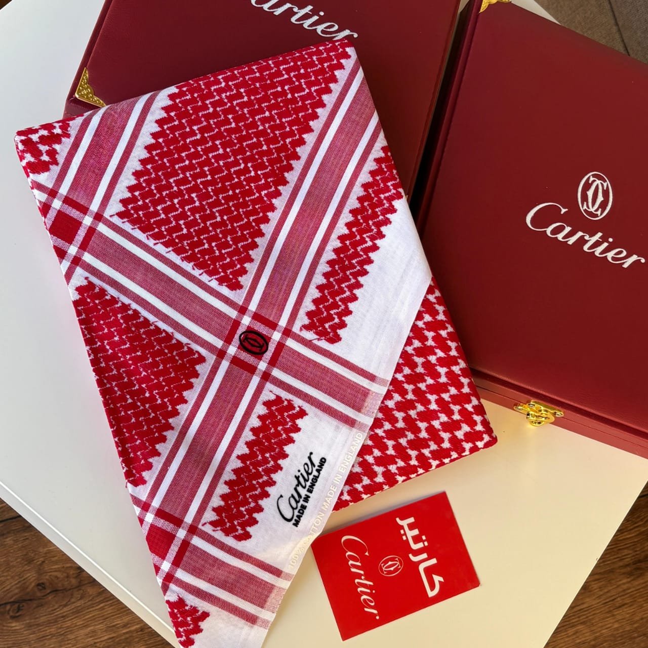 شماغ كارتير رجالي 2026 قطن فاخر (4) احصل على شماغ كارتير 2026 بخامة قطن 100% فاخرة مع العلبة الأصلية والتغليف الراقي بسعر 230 ريال فقط بدل 300 ريال لفترة محدودة. هذا الشماغ مصمم للرجل الذي يهتم بالتفاصيل. ثبات مثالي، نقشة كلاسيكية واضحة، تطريز أنيق بشعار كارتير، وخامة ناعمة تمنحك راحة طوال اليوم بدون قساوة أو بهتان لون. سواء كنت ترتديه في مناسبة رسمية، اجتماع عمل، عزيمة، أو تبحث عن هدية رجالية فخمة في السعودية… فهذا الشماغ يمنحك حضورًا مختلفًا ولمسة فخامة واضحة.