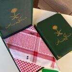 اهدِيه طقم ملكي خاص بشماغ فاخر متوفر فاتح وغامق بخصم 40% لفترة محدودة. توصيل مجاني سريع للبيت داخل السعودية – الكمية محدودة.