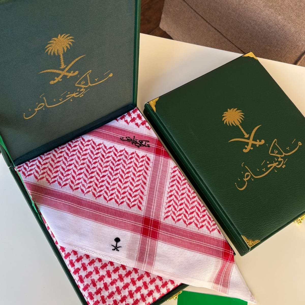 شماغ ملكي (1) اهدِيه طقم ملكي خاص بشماغ فاخر متوفر فاتح وغامق بخصم 40% لفترة محدودة. توصيل مجاني سريع للبيت داخل السعودية – الكمية محدودة.