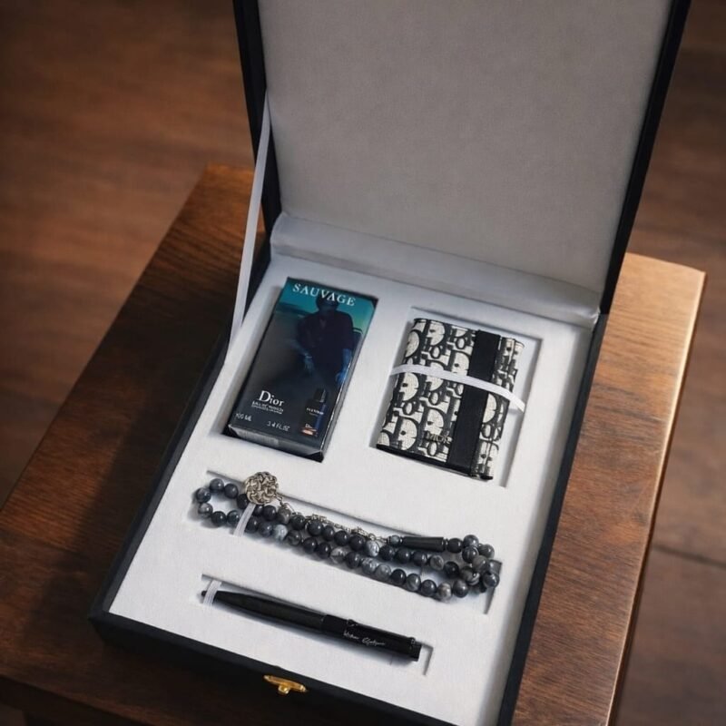 محتويات بوكس ديور الرجالي الفاخر ① عطر سوفاج من ديور 100ملي رجالي فاخر عطر أنيق برائحة رجالية مميزة وثبات ممتاز يمنح إحساس بالفخامة والجاذبية طوال اليوم. ② محفظة نقود مع الملحقات ديور رجالي محفظة رجالية بتصميم فاخر وعصري مناسبة للاستخدام اليومي والإهداء الراقي. ③ سبحة بكلايت راقية سبحة رجالية أنيقة بجودة عالية تضيف لمسة فخامة ومناسبة للإهداء الشخصي. ④ قلم رجالي فاخر قلم عملي بتصميم أنيق للاستخدام اليومي أو العمل ويعكس الذوق الراقي. ⑤ بوكس فاخر مبطن جاهز للإهداء صندوق هدايا تغليف فخم فاخر بتنسيق احترافي يجعل تجربة الهدية مميزة قبل فتحها.