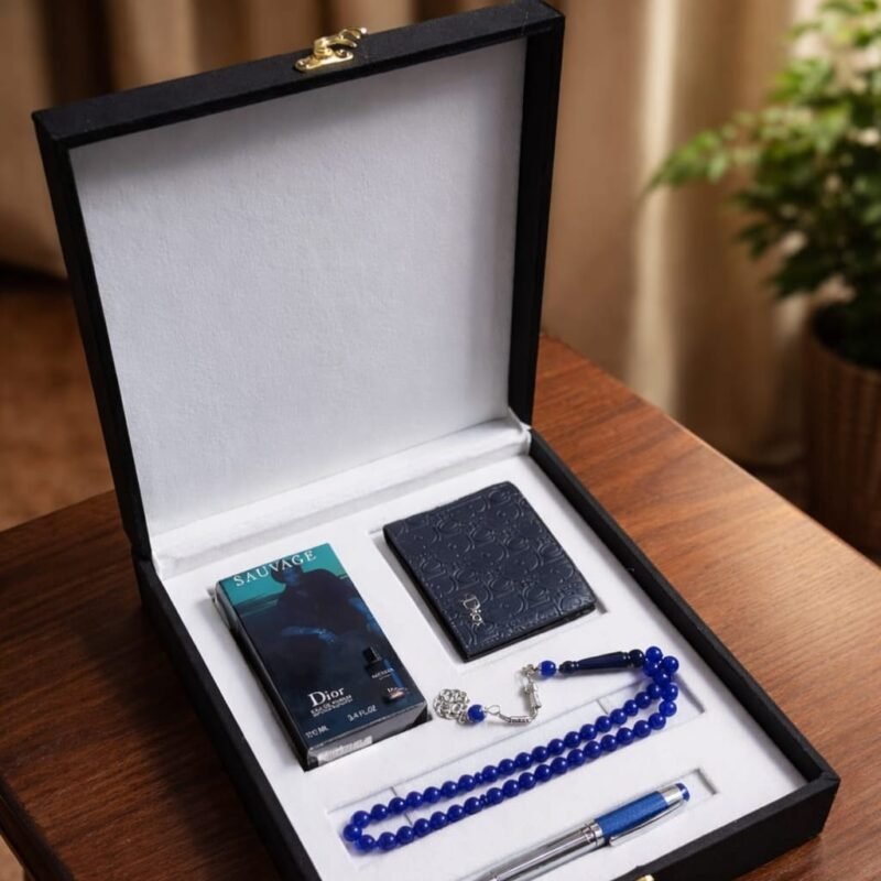محتويات بوكس ديور الرجالي الفاخر ① عطر سوفاج من ديور 100ملي رجالي فاخر عطر أنيق برائحة رجالية مميزة وثبات ممتاز يمنح إحساس بالفخامة والجاذبية طوال اليوم. ② محفظة نقود مع الملحقات ديور رجالي محفظة رجالية بتصميم فاخر وعصري مناسبة للاستخدام اليومي والإهداء الراقي. ③ سبحة بكلايت راقية سبحة رجالية أنيقة بجودة عالية تضيف لمسة فخامة ومناسبة للإهداء الشخصي. ④ قلم رجالي فاخر قلم عملي بتصميم أنيق للاستخدام اليومي أو العمل ويعكس الذوق الراقي. ⑤ بوكس فاخر مبطن جاهز للإهداء صندوق هدايا تغليف فخم فاخر بتنسيق احترافي يجعل تجربة الهدية مميزة قبل فتحها.