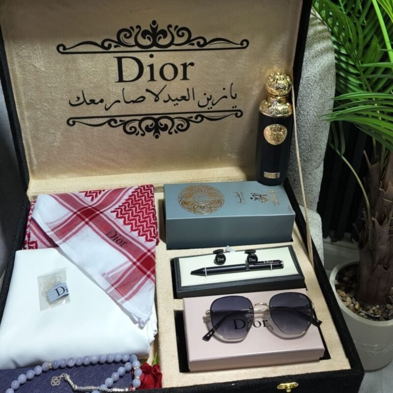 بوكس هدية العيد الرجالي الفاخر يحتوي على شماغ وعطر ونظارة وقلم وسبحة داخل صندوق أنيق جاهز للإهداء. توصيل سريع وإمكانية كتابة عبارة خاصة. اطلب الآن قبل نفاد الكمية.