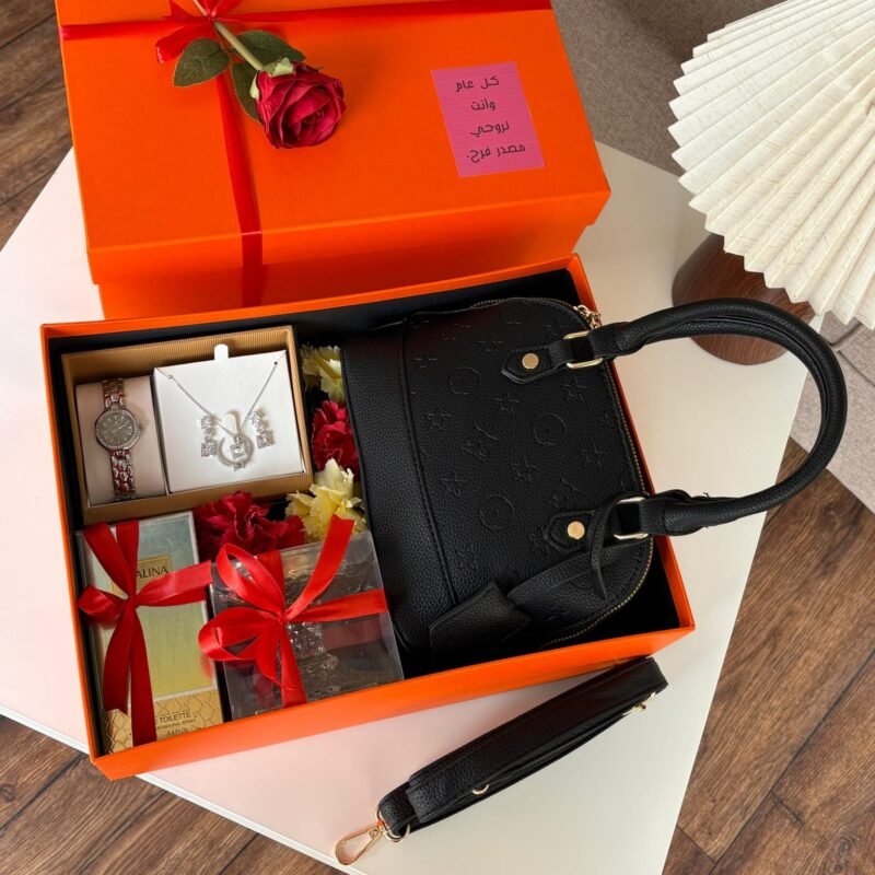 بوكس هدايا نسائية فخمة بالرياض يشمل شنطة تصميم لويس فتن مع طقم اكسسوارات وعطر وورد بتغليف فاخر، عبارة إهداء حسب الطلب وتوصيل فوري داخل الرياض.