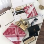 لو تبحث عن هدية رجالية فخمة وجاهزة للإهداء بدون تعب… هذا البوكس هو الاختيار المثالي 🎁 يشمل البوكس: ✔️ شماغ فاخر بجودة عالية ✔️ نظارة رجالية أنيقة ✔️ قلم فاخر بعلبته ✔️ عطر رجالي راقي 💎 يأتي داخل بوكس أنيق جاهز للإهداء مع إمكانية كتابة عبارة خاصة وشرايط حسب الطلب. 🚗 توصيل فوري داخل الرياض 🚛 شحن لجميع مدن المملكة