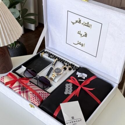 هذا البوكس مصمم ليكون هدية متكاملة للرجل الأنيق، ويشمل: قماش ثوب عيد عالي الجودة مع ملحقاته الأصلية شماغ أحمر أنيق ماركة جينفشني ساعة رجالية فاخرة مع ضمان الجودة كبك رسمي راقٍ قلم كلاسيكي أنيق محفظة نقود عملية وفخمة مع ملحقاتها نظارة شمسية رجالية ماركة مع كامل الإكسسوارات بوكس تغليف فاخر جاهز للإهداء