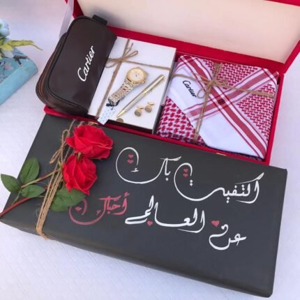 بوكس هدايا رجالي فاخر بتصميم أنيق يجمع بين الفخامة والذوق الرفيع، مثالي للهدايا في المناسبات الخاصة مثل الأعياد، التخرج، أو الهدايا الشخصية المميزة. يحتوي البوكس على شماغ عالي الجودة، ساعة رجالية كلاسيك، قلم أنيق، وأزرار (كبك) بتفاصيل راقية، مع إمكانية تخصيص الاسم أو العبارة حسب الطلب لإضافة لمسة شخصية فريدة. تم تصميم البوكس بعناية باستخدام ألوان جذابة وتغليف فاخر ليعكس قيمة الهدية ويترك انطباعًا لا يُنسى لدى من تحب. ✔ مناسب لجميع المناسبات ✔ إمكانية التخصيص بالاسم ✔ جودة عالية وتشطيب احترافي ✔ توصيل سريع حتى باب المنزل