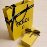 نظارة شمسية رجالية من ماركة فندي بتصميم عصري فاخر يناسب الرجل الأنيق اللي يهتم بالتفاصيل ويبحث عن التميز النظارة تأتي بعدسات عالية الجودة توفر حماية من أشعة الشمس مع إطار أنيق يعطيك حضور قوي في كل إطلالة سواء كاجوال أو رسمية المنتج يشمل جميع الملحقات الأصلية مع بوكس هدايا فاخر من فندي وتغليف أنيق جاهز للإهداء بالإضافة إلى إمكانية إضافة عبارة إهداء مميزة حسب الطلب مثالية كهدية فخمة للرجل في المناسبات مثل التخرج عيد الميلاد الزواج أو أي مناسبة خاصة