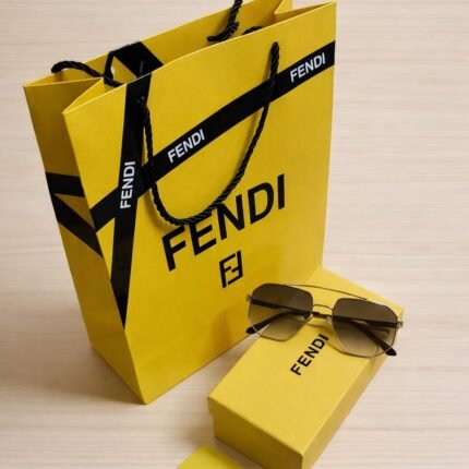 نظارة شمسية رجالية من ماركة فندي بتصميم عصري فاخر يناسب الرجل الأنيق اللي يهتم بالتفاصيل ويبحث عن التميز النظارة تأتي بعدسات عالية الجودة توفر حماية من أشعة الشمس مع إطار أنيق يعطيك حضور قوي في كل إطلالة سواء كاجوال أو رسمية المنتج يشمل جميع الملحقات الأصلية مع بوكس هدايا فاخر من فندي وتغليف أنيق جاهز للإهداء بالإضافة إلى إمكانية إضافة عبارة إهداء مميزة حسب الطلب مثالية كهدية فخمة للرجل في المناسبات مثل التخرج عيد الميلاد الزواج أو أي مناسبة خاصة