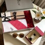 هدية رجالية فخمة بخصم 40% مع توصيل مجاني بوكس فاخر يحتوي شماغ ديور وساعة ضد الماء ونظارة شمسية وورد معطر وتغليف أنيق مع عبارة إهداء مميزة