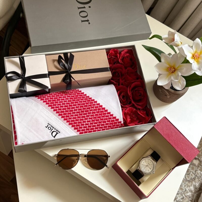 هدية رجالية فخمة بخصم 40% مع توصيل مجاني بوكس فاخر يحتوي شماغ ديور وساعة ضد الماء ونظارة شمسية وورد معطر وتغليف أنيق مع عبارة إهداء مميزة