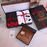 بوكس هدايا رجالي فاخر بتصميم مستوحى من الفخامة الإيطالية، يجمع بين الأناقة والتفاصيل الراقية ليكون الاختيار المثالي لكل من يبحث عن هدية مميزة تعكس الذوق الرفيع. يحتوي البوكس على قماش ثوب فاخر بخامة مريحة جدًا مع الملحقات الأصلية الخاصة بالماركة، ليمنحك مظهرًا أنيقًا وجودة عالية في الاستخدام. كما يضم البوكس طقم ساعة رجالي مع قلم وكبك بتصميم فاخر، حيث تأتي الساعة بمكينة ياباني تعمل بالبطارية لضمان الدقة والأداء الممتاز، مع كرت ضمان الجودة لراحة البال. تم تنسيق البوكس بعناية مع لمسات جمالية أنيقة، بالإضافة إلى تغليف هدايا فاخر مع إمكانية إضافة كرت إهداء بعبارات متنوعة يمكنك اختيار ما يناسبك منها، ليكون جاهزًا للتقديم مباشرة. ✔ قماش ثوب فاخر وخامة مريحة جدًا