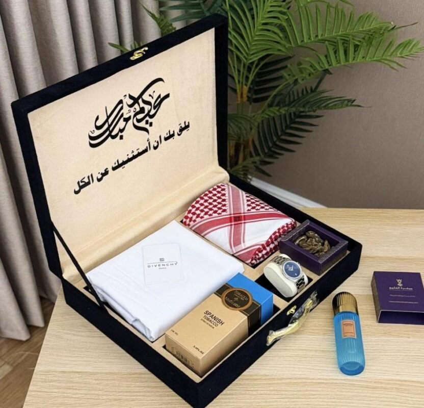 ✔ قماش كوري صيفي فاخر (3.25 متر) بخامة مريحة جدًا ✔ شماغ أحمر كلاسيكي عالي الجودة (مقاسات 55 / 58 / 60) ✔ طقم أزرار + شعار أنيق للجيب والرقبة ✔ عطر رجالي توباكو فاخر (100 مل) بثبات مميز ✔ أوقية عود أزرق ملكي برائحة جذابة ✔ ساعة رجالية ستيل بتصميم كلاسيك مع ضمان سنتين ✨ كل التفاصيل متناسقة مع بعض… علشان تعطيك هدية كاملة بدون أي تفكير إضافي 💖 ليه هذا البوكس هو الأفضل؟ ✔ يوفر عليك الحيرة والتجميع ✔ فخامة واضحة من أول نظرة ✔ مناسب للعيد والمناسبات الخاصة ✔ جودة عالية في كل قطعة ✔ تغليف مخمل فاخر جاهز للإهداء ✔ إمكانية إضافة عبارة إهداء حسب طلبك