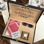تبغين هدية تبيض الوجه وتخلي زوجك أو شخص غالي عليك ينبهر من أول لحظة 😍 هذا البوكس الملكي هو الاختيار اللي فعلاً يفرق… فخامة شكل + جودة أصلية + تفاصيل تهديها بكل ثقة 👑 🎁 إيش يحتوي البوكس ✔️ شماغ ملكي أحمر فاخر يعطي إطلالة أنيقة وراقية ✔️ ساعة رجالية مكينة ياباني ضد الماء ⌚ جودة عالية للاستخدام اليومي ✔️ نظارة شمسية رجالية مع الملحقات الأصلية 🕶️ ✔️ كرت ضمان الجودة + إمكانية إضافة عبارة إهداء خاصة 💖 ليه هذا البوكس هو الأفضل لأنه مو مجرد هدية… هو إحساس يوصل بطريقة راقية كل قطعة مختارة بعناية عشان تناسب الرجل الأنيق تغليف فاخر يخليك تقدمينه مباشرة بدون أي تجهيز 🎉 مناسب لكل المناسبات هدية تخرج 🎓 هدية عيد 🎉 هدية عيد ميلاد 🎂 هدية للزوج أو الخطيب ❤️ 💰 العرض الحالي 🔥 خصم 45% لفترة محدودة 💵 السعر بعد الخصم: 335 ريال بدل السعر القديم 🚚 التوصيل ✔️ توصيل لباب البيت داخل السعودية ✔️ شحن سريع وتغليف آمن