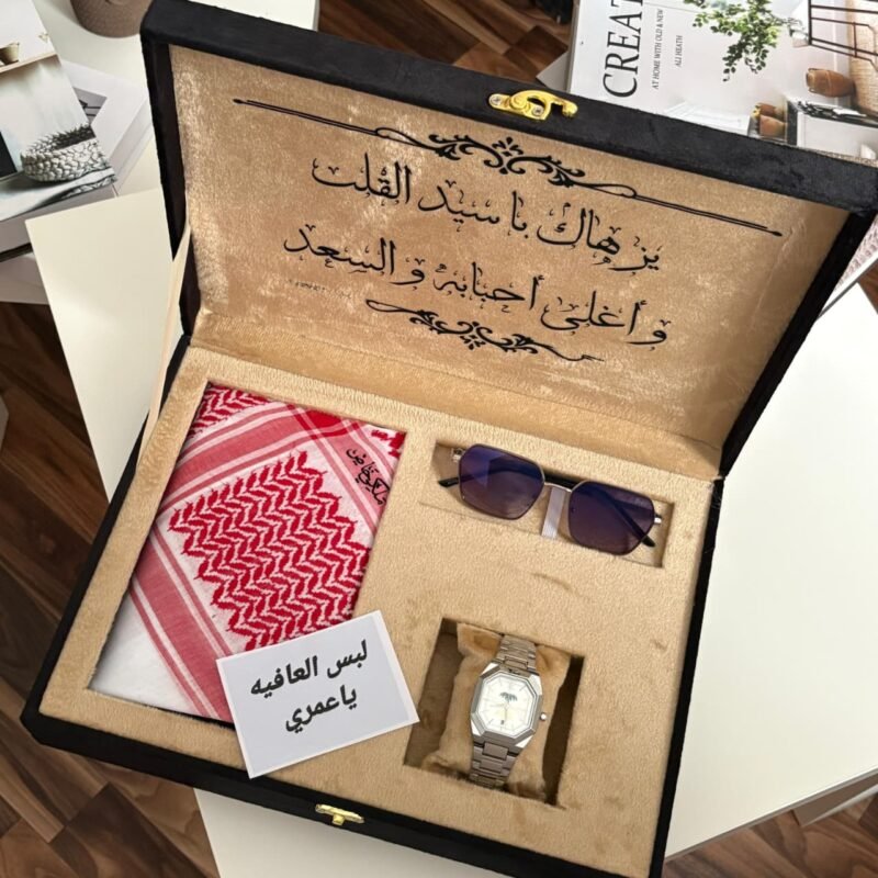 تبغين هدية تبيض الوجه وتخلي زوجك أو شخص غالي عليك ينبهر من أول لحظة 😍 هذا البوكس الملكي هو الاختيار اللي فعلاً يفرق… فخامة شكل + جودة أصلية + تفاصيل تهديها بكل ثقة 👑 🎁 إيش يحتوي البوكس ✔️ شماغ ملكي أحمر فاخر يعطي إطلالة أنيقة وراقية ✔️ ساعة رجالية مكينة ياباني ضد الماء ⌚ جودة عالية للاستخدام اليومي ✔️ نظارة شمسية رجالية مع الملحقات الأصلية 🕶️ ✔️ كرت ضمان الجودة + إمكانية إضافة عبارة إهداء خاصة 💖 ليه هذا البوكس هو الأفضل لأنه مو مجرد هدية… هو إحساس يوصل بطريقة راقية كل قطعة مختارة بعناية عشان تناسب الرجل الأنيق تغليف فاخر يخليك تقدمينه مباشرة بدون أي تجهيز 🎉 مناسب لكل المناسبات هدية تخرج 🎓 هدية عيد 🎉 هدية عيد ميلاد 🎂 هدية للزوج أو الخطيب ❤️ 💰 العرض الحالي 🔥 خصم 45% لفترة محدودة 💵 السعر بعد الخصم: 335 ريال بدل السعر القديم 🚚 التوصيل ✔️ توصيل لباب البيت داخل السعودية ✔️ شحن سريع وتغليف آمن