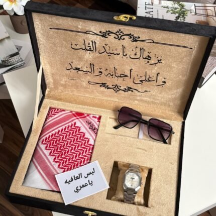 تبغين هدية تبيض الوجه وتخلي زوجك أو شخص غالي عليك ينبهر من أول لحظة 😍 هذا البوكس الملكي هو الاختيار اللي فعلاً يفرق… فخامة شكل + جودة أصلية + تفاصيل تهديها بكل ثقة 👑 🎁 إيش يحتوي البوكس ✔️ شماغ ملكي أحمر فاخر يعطي إطلالة أنيقة وراقية ✔️ ساعة رجالية مكينة ياباني ضد الماء ⌚ جودة عالية للاستخدام اليومي ✔️ نظارة شمسية رجالية مع الملحقات الأصلية 🕶️ ✔️ كرت ضمان الجودة + إمكانية إضافة عبارة إهداء خاصة 💖 ليه هذا البوكس هو الأفضل لأنه مو مجرد هدية… هو إحساس يوصل بطريقة راقية كل قطعة مختارة بعناية عشان تناسب الرجل الأنيق تغليف فاخر يخليك تقدمينه مباشرة بدون أي تجهيز 🎉 مناسب لكل المناسبات هدية تخرج 🎓 هدية عيد 🎉 هدية عيد ميلاد 🎂 هدية للزوج أو الخطيب ❤️ 💰 العرض الحالي 🔥 خصم 45% لفترة محدودة 💵 السعر بعد الخصم: 335 ريال بدل السعر القديم 🚚 التوصيل ✔️ توصيل لباب البيت داخل السعودية ✔️ شحن سريع وتغليف آمن