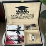احتفلي بتخرجه بهدية تليق بفرحته وتعبّر عن فخرك فيه، مع طقم هدية تخرج رجالية فاخرة يجمع بين الأناقة، الفخامة، والاستخدام العملي في بوكس واحد جاهز للتقديم. إذا كنتِ تدورين على هدية تخرج للزوج، الأخ، الابن، الخطيب أو شخص غالي عليكِ، فهذا الطقم اختيار مرتب وفخم لأنه يحتوي على قطع يحتاجها الرجل وتكمل إطلالته في المناسبات. يحتوي الطقم على شماغ ماركة، قماش ثوب مع ملحقاته، ساعة يد مع كرت ضمان الجودة، ونظارة شمسية رجالية مع ملحقاتها، مع تغليف راقٍ يعطي الهدية شكل فخم من أول نظرة. الهدية مناسبة للتخرج، النجاح، المناسبات الخاصة، أو كهدية رجالية فاخرة لمن تحبين. تقدرين تضيفين عبارة إهداء حسب الطلب عشان توصل الهدية بإحساس خاص يفرّح القلب. العرض الآن بخصم 40%، السعر بعد الخصم 385 ريال فقط بدل 642 ريال. اطلبيها الآن وخلي هديتك توصل له بفخامة تليق بفرحة التخرج.