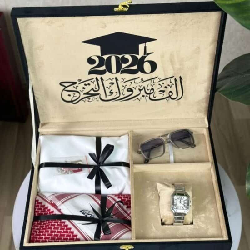 احتفلي بتخرجه بهدية تليق بفرحته وتعبّر عن فخرك فيه، مع طقم هدية تخرج رجالية فاخرة يجمع بين الأناقة، الفخامة، والاستخدام العملي في بوكس واحد جاهز للتقديم. إذا كنتِ تدورين على هدية تخرج للزوج، الأخ، الابن، الخطيب أو شخص غالي عليكِ، فهذا الطقم اختيار مرتب وفخم لأنه يحتوي على قطع يحتاجها الرجل وتكمل إطلالته في المناسبات. يحتوي الطقم على شماغ ماركة، قماش ثوب مع ملحقاته، ساعة يد مع كرت ضمان الجودة، ونظارة شمسية رجالية مع ملحقاتها، مع تغليف راقٍ يعطي الهدية شكل فخم من أول نظرة. الهدية مناسبة للتخرج، النجاح، المناسبات الخاصة، أو كهدية رجالية فاخرة لمن تحبين. تقدرين تضيفين عبارة إهداء حسب الطلب عشان توصل الهدية بإحساس خاص يفرّح القلب. العرض الآن بخصم 40%، السعر بعد الخصم 385 ريال فقط بدل 642 ريال. اطلبيها الآن وخلي هديتك توصل له بفخامة تليق بفرحة التخرج.