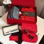 بوكس هدية رجالي فاخر بتصميم كارتير يحتوي على قلم ونظارة وشنطة يد وعطر مع تغليف راقٍ وعبارة إهداء