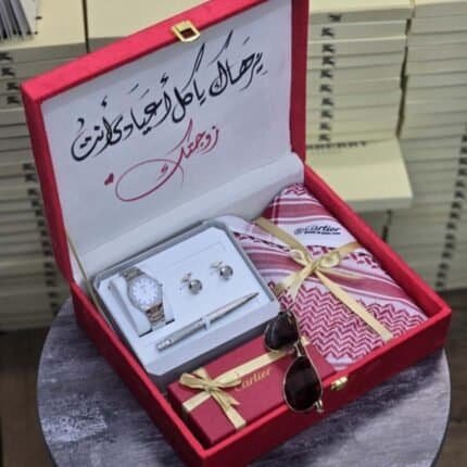 اختاري له هدية رجالية فاخرة تليق بفرحة التخرج وتوصل له بإحساس مرتب، مع بوكس كارتير الرجالي المتكامل الذي يجمع بين الأناقة، الفخامة، والاستخدام العملي في هدية واحدة جاهزة للتقديم. هذا البوكس مناسب للزوج، الأب، الأخ، الخطيب أو أي شخص غالي عليكِ، خصوصًا إذا كنتِ تبحثين عن هدية تخرج رجالية أو هدية عيد ميلاد فخمة بدون حيرة. يحتوي البوكس على شماغ كارتير إصدار 2026، نظارة كارتير بملحقاتها، طقم ساعة رجالية، كبك، قلم، وتنسيق هدية راقٍ يخلي الهدية توصل بشكل فاخر من أول نظرة. الساعة ستيل بضمان سنتين، والبوكس شامل التنسيق والتغليف، مع إمكانية إضافة عبارة إهداء حسب الطلب عشان تكون الهدية أدفى وأقرب للقلب. السعر الآن 360 ريال بدل 500 ريال، وفرتِ 140 ريال على هدية رجالية متكاملة وفخمة.