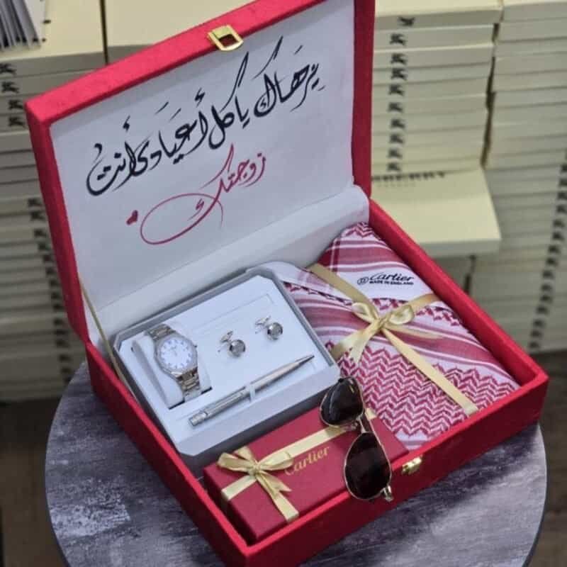 اختاري له هدية رجالية فاخرة تليق بفرحة التخرج وتوصل له بإحساس مرتب، مع بوكس كارتير الرجالي المتكامل الذي يجمع بين الأناقة، الفخامة، والاستخدام العملي في هدية واحدة جاهزة للتقديم. هذا البوكس مناسب للزوج، الأب، الأخ، الخطيب أو أي شخص غالي عليكِ، خصوصًا إذا كنتِ تبحثين عن هدية تخرج رجالية أو هدية عيد ميلاد فخمة بدون حيرة. يحتوي البوكس على شماغ كارتير إصدار 2026، نظارة كارتير بملحقاتها، طقم ساعة رجالية، كبك، قلم، وتنسيق هدية راقٍ يخلي الهدية توصل بشكل فاخر من أول نظرة. الساعة ستيل بضمان سنتين، والبوكس شامل التنسيق والتغليف، مع إمكانية إضافة عبارة إهداء حسب الطلب عشان تكون الهدية أدفى وأقرب للقلب. السعر الآن 360 ريال بدل 500 ريال، وفرتِ 140 ريال على هدية رجالية متكاملة وفخمة.