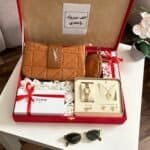 فاجئي صاحبتك اللي لكِ معها سنين بهدية تليق بمكانتها في قلبك، مع بوكس هدية نسائي فاخر يجمع بين الأناقة، الذوق، والإحساس الحلو في صندوق واحد جاهز للتقديم. هذا البوكس مصمم للبنات اللي يحبون التفاصيل الراقية والهدايا اللي توصل بإحساس. يحتوي على شنطة نسائية أنيقة، نظارة سيلين بملحقاتها، طقم ساعة وسلسال وحلق وخاتم، مع عطر نسائي ولمسات ورد وشرايط تضيف للهدية فخامة وجمال. إذا كنتِ تدورين على هدية لصديقتك، أختك، قريبتك، زميلتك، أو شخص عزيز عليكِ، فهذا البوكس اختيار مثالي للمناسبات الخاصة مثل عيد الميلاد، التخرج، الخطوبة، الترقية، أو حتى مفاجأة بدون مناسبة. لأن بعض الناس وجودهم في حياتنا يستاهل هدية مميزة.