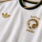 اشتري تيشيرت منتخب السعودية الاحتياطي 2026 باللون الأبيض مع لمسات ذهبية فاخرة. هدية مميزة للرجال والنساء والأطفال مع تخصيص الاسم والرقم.