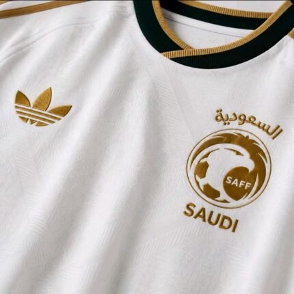 اشتري تيشيرت منتخب السعودية الاحتياطي 2026 باللون الأبيض مع لمسات ذهبية فاخرة. هدية مميزة للرجال والنساء والأطفال مع تخصيص الاسم والرقم.
